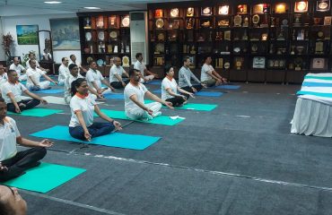 राजभवन में अंतर्राष्ट्रीय योग दिवस के अवसर पर योगाभ्यास करते हुए राजभवन के अधिकारी एवं कर्मचारी।