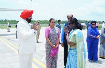 तीन दिवसीय उत्तराखण्ड प्रवास पूर्ण होने के उपरान्त नई दिल्ली लौटते समय जौलीग्रांट एयरपोर्ट पर राष्ट्रपति श्रीमती द्रौपदी मुर्मु को विदाई देते हुए राज्यपाल।