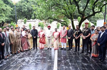 उद्घाटन समारोह के अवसर पर राष्ट्रपति श्रीमती द्रौपदी मुर्मु के साथ राज्यपाल, मुख्यमंत्री एवं अन्य अधिकारीगण।