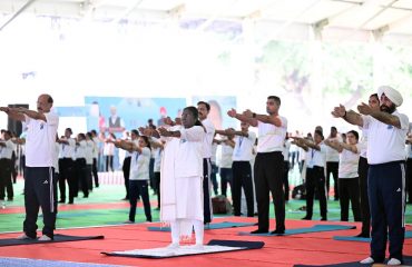 पुलिस लाईन देहरादून में 11 वें अंतर्राष्ट्रीय योग दिवस के अवसर पर योगाभ्यास करती हुईं राष्ट्रपति द्रौपदी मुर्मु साथ में राज्यपाल लेफ्टिनेंट जनरल गुरमीत सिंह (से नि)।