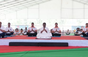 पुलिस लाईन देहरादून में 11 वें अंतर्राष्ट्रीय योग दिवस के अवसर पर योगाभ्यास करती हुईं राष्ट्रपति द्रौपदी मुर्मु साथ में राज्यपाल लेफ्टिनेंट जनरल गुरमीत सिंह (से नि)।