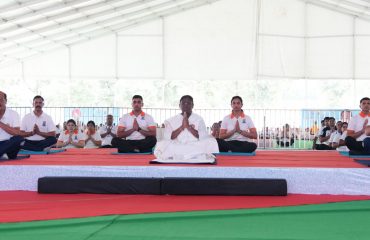 पुलिस लाईन देहरादून में 11 वें अंतर्राष्ट्रीय योग दिवस के अवसर पर योगाभ्यास करती हुईं राष्ट्रपति द्रौपदी मुर्मु साथ में राज्यपाल लेफ्टिनेंट जनरल गुरमीत सिंह (से नि)।