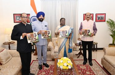 कार्यक्रम के अवसर पर ‘‘एक भारत-श्रेष्ठ भारत’’ काफी टेबल बुक का विमोचन करती हुईं राष्ट्रपति श्रीमती द्रौपदी मुर्मु साथ में राज्यपाल लेफ्टिनेंट जनरल गुरमीत सिंह (से नि)।