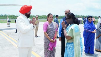 Governor bidding farewell to President Smt. Draupadi Murmu ji at Jolly Grant Airport on her return to New Delhi after completion of her three-day stay in Uttarakhand.