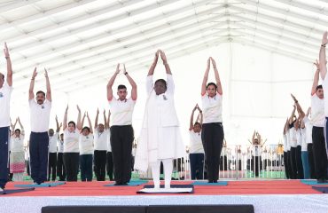 पुलिस लाईन देहरादून में 11 वें अंतर्राष्ट्रीय योग दिवस के अवसर पर योगाभ्यास करती हुईं राष्ट्रपति द्रौपदी मुर्मु साथ में राज्यपाल लेफ्टिनेंट जनरल गुरमीत सिंह (से नि)।