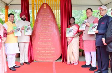 राष्ट्रपति तपोवन और राष्ट्रपति उद्यान की जैव विविधता पर आधारित पुस्तक का विमोचन करती हुईं राष्ट्रपति श्रीमती द्रौपदी मुर्मु साथ में राज्यपाल एवं मुख्यमंत्री।