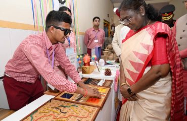 राष्ट्रीय दृष्टि दिव्यांगजन सशक्तिकरण संस्थान, देहरादून के दिव्यांग छात्रों से मुलाकात कर वार्तालाप करती हुईं राष्ट्रपति श्रीमती द्रौपदी मुर्मु साथ में राज्यपाल एवं मुख्यमंत्री।