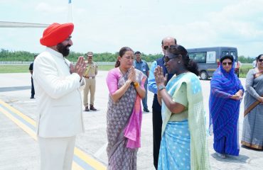 Governor bidding farewell to President Smt. Draupadi Murmu ji at Jolly Grant Airport on her return to New Delhi after completion of her three-day stay in Uttarakhand.