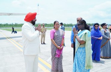 तीन दिवसीय उत्तराखण्ड प्रवास पूर्ण होने के उपरान्त नई दिल्ली लौटते समय जौलीग्रांट एयरपोर्ट पर राष्ट्रपति श्रीमती द्रौपदी मुर्मु को विदाई देते हुए राज्यपाल।