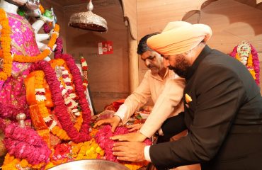 Governor offering prayers at Panchmukhi Hanuman Temple located at Dharampur, Dehradun.