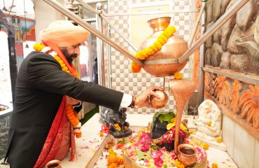 Governor offering prayers at Panchmukhi Hanuman Temple located at Dharampur, Dehradun.