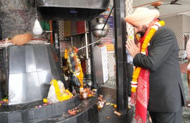 Governor offering prayers at Panchmukhi Hanuman Temple located at Dharampur, Dehradun.