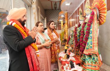 Governor offering prayers at Panchmukhi Hanuman Temple located at Dharampur, Dehradun.