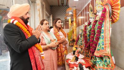 Governor offering prayers at Panchmukhi Hanuman Temple located at Dharampur, Dehradun.