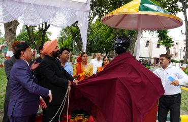 Governor unveiling the statue of former Vice Chancellor Dr. Dhyan Pal Singh at G.B. Pant Agricultural and Technology University.