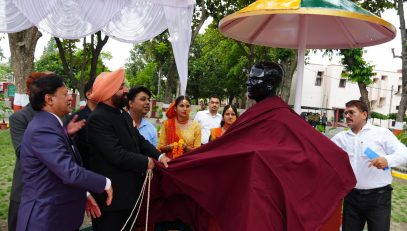 Governor unveiling the statue of former Vice Chancellor Dr. Dhyan Pal Singh at G.B. Pant Agricultural and Technology University.