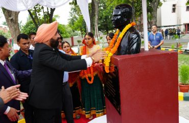 जी. बी. पंत कृषि एवं प्रौद्योगिक विश्वविद्यालय में पूर्व कुलपति डॉ. ध्यान पाल सिंह की मूर्ति का अनावरण करते हुए राज्यपाल।