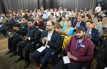 कुमाऊँ विश्वविद्यालय की स्वर्ण जयंती के अवसर पर आयोजित कार्यक्रम में उपस्थित अधिकारीगण एवं अन्य गणमान्य लोग।
