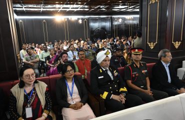 कुमाऊँ विश्वविद्यालय की स्वर्ण जयंती के अवसर पर आयोजित कार्यक्रम में उपस्थित अधिकारीगण एवं अन्य गणमान्य लोग।