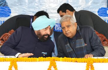 कुमाऊँ विश्वविद्यालय की स्वर्ण जयंती के अवसर पर आयोजित कार्यक्रम में उप राष्ट्रपति साथ में राज्यपाल।
