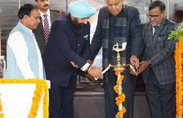 कुमाऊँ विश्वविद्यालय की स्वर्ण जयंती कार्यक्रम का दीप प्रज्वलित कर शुभारंभ करते हुए उप राष्ट्रपति एवं राज्यपाल।