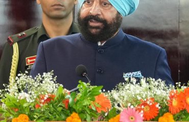 कुमाऊँ विश्वविद्यालय की स्वर्ण जयंती के अवसर पर आयोजित कार्यक्रम को संबोधित करते हुए राज्यपाल।