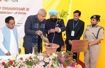 कुमाऊँ विश्वविद्यालय की स्वर्ण जयंती के अवसर पर ‘एक पेड़ माँ के नाम’ अभियान के तहत पौधारोपण करते हुए उप राष्ट्रपति साथ में राज्यपाल।