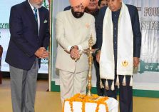नैनीताल स्थित शेरवुड कॉलेज के 156वें स्थापना दिवस कार्यक्रम का शुभारंभ करते हुए उप राष्ट्रपति एवं राज्यपाल।;?>