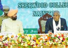 नैनीताल स्थित शेरवुड कॉलेज के 156वें स्थापना दिवस कार्यक्रम के अवसर पर उप राष्ट्रपति एवं राज्यपाल।;?>