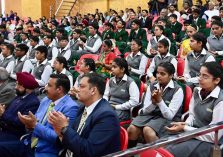 शेरवुड कॉलेज के 156वें स्थापना दिवस कार्यक्रम के अवसर पर उपस्थित गणमान्य लोग एवं छात्र-छात्राएं।;?>