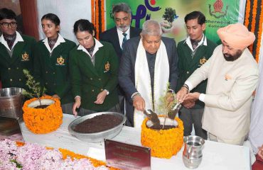 शेरवुड कॉलेज के 156वें स्थापना दिवस कार्यक्रम के अवसर पर पौधारोपण करते हुए उप राष्ट्रपति एवं राज्यपाल।