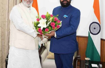 राज्यपाल से शिष्टाचार भेंट करते हुए हेमकुंड साहिब मैनेजमेंट ट्रस्ट के अध्यक्ष श्री नरेंद्रजीत सिंह बिंद्रा।