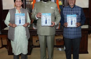 प्रो. सावित्री कैड़ा जंतवाल द्वारा लिखित “स्वातंत्र्योत्तर उत्तराखण्ड में महिलाओं की भूमिका पुस्तक का विमोचन करते हुए राज्यपाल।