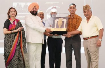 कैंब्रियन हॉल ऑडिटोरियम में ‘‘ब्रेकिंग द ग्लास सीलिंग’’ पुस्तक विमोचन अवसर पर राज्यपाल लेफ्टिनेंट जनरल गुरमीत सिंह (से नि) को सम्मानित करते हुए लेफ्टिनेंट जनरल शक्ति गुरुंग (से नि)।