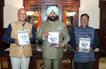 प्रो. सावित्री कैड़ा जंतवाल द्वारा लिखित “स्वातंत्र्योत्तर उत्तराखण्ड में महिलाओं की भूमिका पुस्तक का विमोचन करते हुए राज्यपाल।