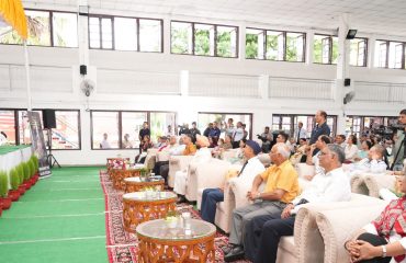 ‘‘ब्रेकिंग द ग्लास सीलिंग’’ पुस्तक की जानकारी देते हुए लेफ्टिनेंट जनरल शक्ति गुरुंग (से नि)।