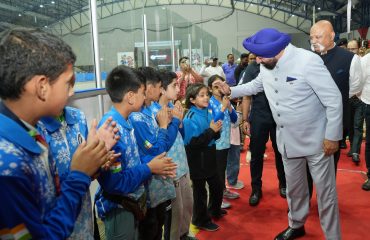 देहरादून में 20वीं नेशनल शॉर्ट ट्रैक स्पीड स्केटिंग चैंपियनशिप के समापन और आइस फिगर स्केटिंग नेशनल चैंपियनशिप- 2025 के शुभारंभ अवसर पर बच्चों से मुलाकात करते हुए राज्यपाल।