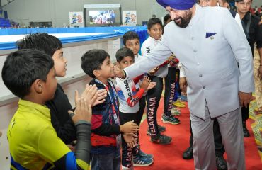देहरादून में 20वीं नेशनल शॉर्ट ट्रैक स्पीड स्केटिंग चैंपियनशिप के समापन और आइस फिगर स्केटिंग नेशनल चैंपियनशिप- 2025 के शुभारंभ अवसर पर बच्चों से मुलाकात करते हुए राज्यपाल।