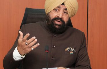 उत्तराखण्ड राज्य आपातकालीन परिचालन केंद्र में अधिकारियों से मानसून के दृष्टिगत तैयारियों की विस्तृत जानकारी लेते हुए राज्यपाल।