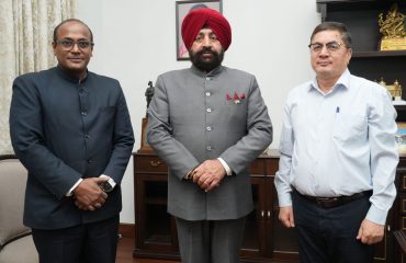 राज्यपाल से शिष्टाचार भेंट करते हुए सचिव सहकारिता डॉ. बी. वी. आर. सी. पुरुषोत्तम एवं निबंधक सहकारिता डॉ. मेहरबान सिंह बिष्ट।
