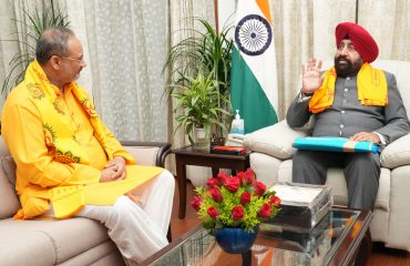 राज्यपाल से शिष्टाचार भेंट करते हुए देव संस्कृति विश्वविद्यालय, हरिद्वार के प्रतिकुलपति डॉ. चिन्मय पांड्या।