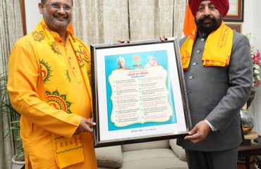 राज्यपाल से शिष्टाचार भेंट करते हुए देव संस्कृति विश्वविद्यालय, हरिद्वार के प्रतिकुलपति डॉ. चिन्मय पांड्या।