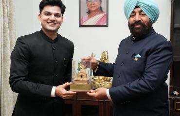 राज्यपाल से शिष्टाचार भेंट करते हुए जिलाधिकारी रुद्रप्रयाग प्रतीक जैन।