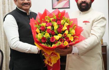 राज्यपाल से शिष्टाचार भेंट करते हुए मुख्य सचिव श्री आनन्द बर्द्धन।