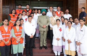 राजभवन परिसर में रेडक्रॉस समिति के पदाधिकारियों एवं वॉलेंटियरों के साथ राज्यपाल।