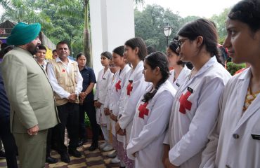 राजभवन परिसर में रेडक्रॉस समिति के वॉलेंटियरों से वार्ता करते हुए राज्यपाल।