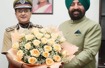 राज्यपाल से शिष्टाचार भेंट करते हुए पुलिस महानिदेशक श्री दीपम सेठ।