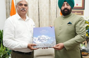 राज्यपाल को कॉफी टेबल बुक ‘एरियल विस्टास ऑफ उत्तराखण्ड’ भेंट करते हुए फोटोग्राफर श्री भूमेश भारती।