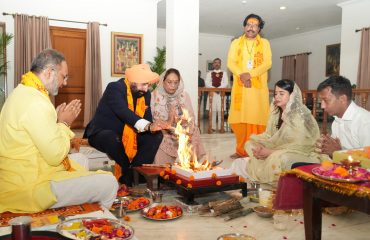 राजभवन में सावन के पहले सोमवार को विधिवत हवन और पूजा -अर्चना करते हुए राज्यपाल।