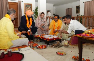 राजभवन में सावन के पहले सोमवार को विधिवत हवन और पूजा -अर्चना करते हुए राज्यपाल।